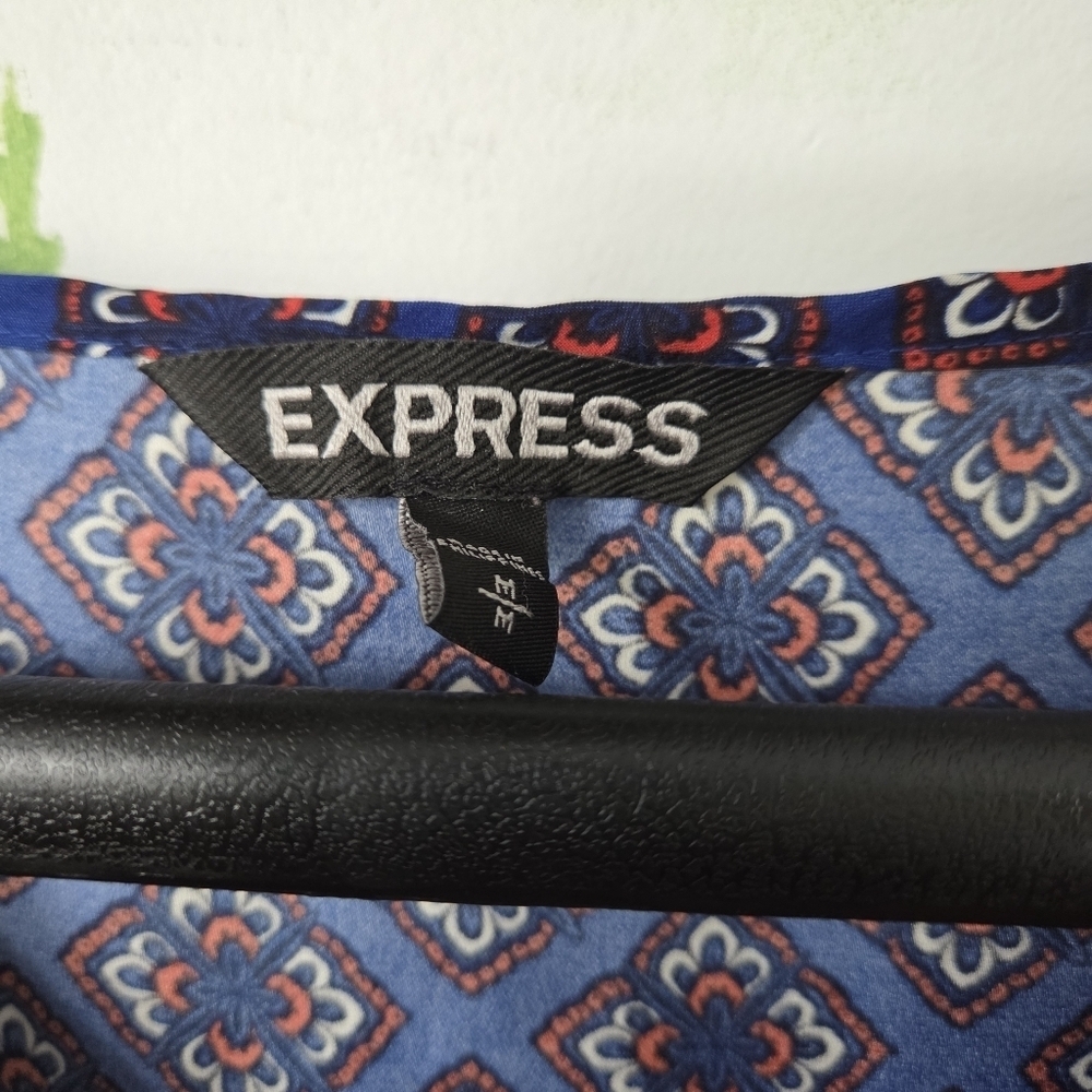 Express Women's Blue Patterned Top - Picture 3 of 7